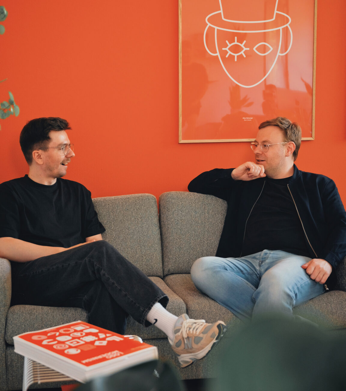 Zwei Kollegen von seitenweise in der Pause